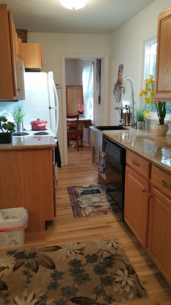 Cute Smarthouse Granite near Lake 1 Klamath Falls - photo 5