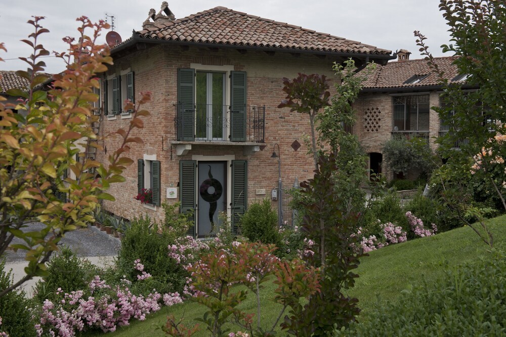 Carossi B&B — 4-Star Luxury Hotel in Castagnole Delle Lanze, Italy