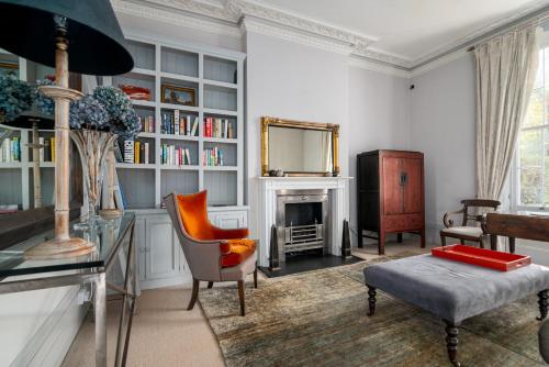 Stunning Flat in Little Venice Opposite the Canal — 4-Star Luxury Hotel in London, United Kingdom