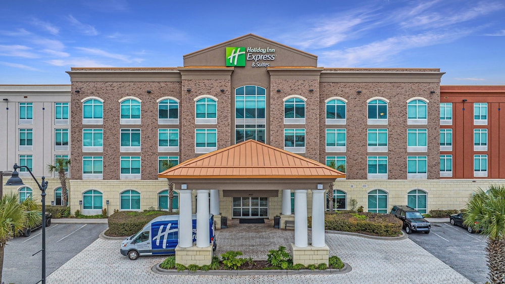 Holiday Inn Express & Suites Charleston Arpt Conv Ctr Area — 4-Star Luxury Hotel in North Charleston, United States