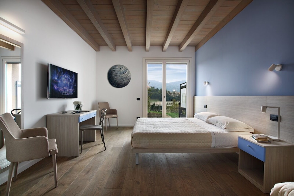 Appartamento Luna di Caffè Maya — 4-Star Luxury Hotel in Maslianico, Italy