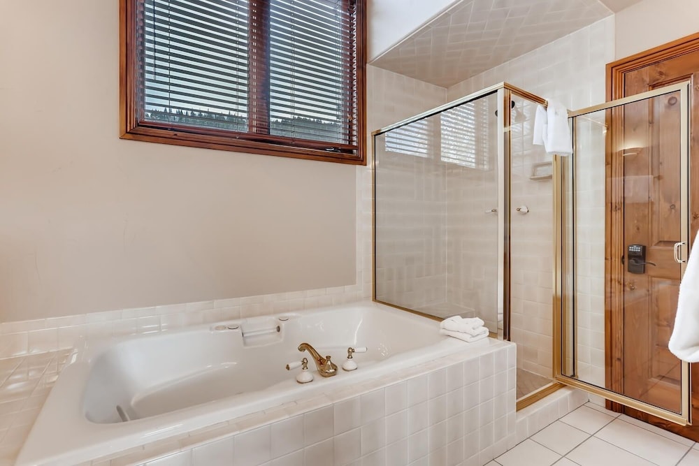 3BR Townhome Walk to Slopes & Kids Ski Free by Redawning - photo 15