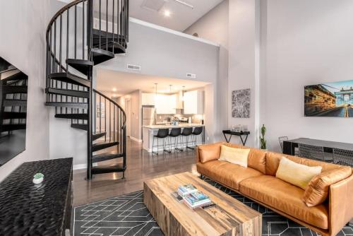 Soaring 2 Bedroom Parkside Loft Walkable to it All — 4-Star Luxury Hotel in Cincinnati, United States