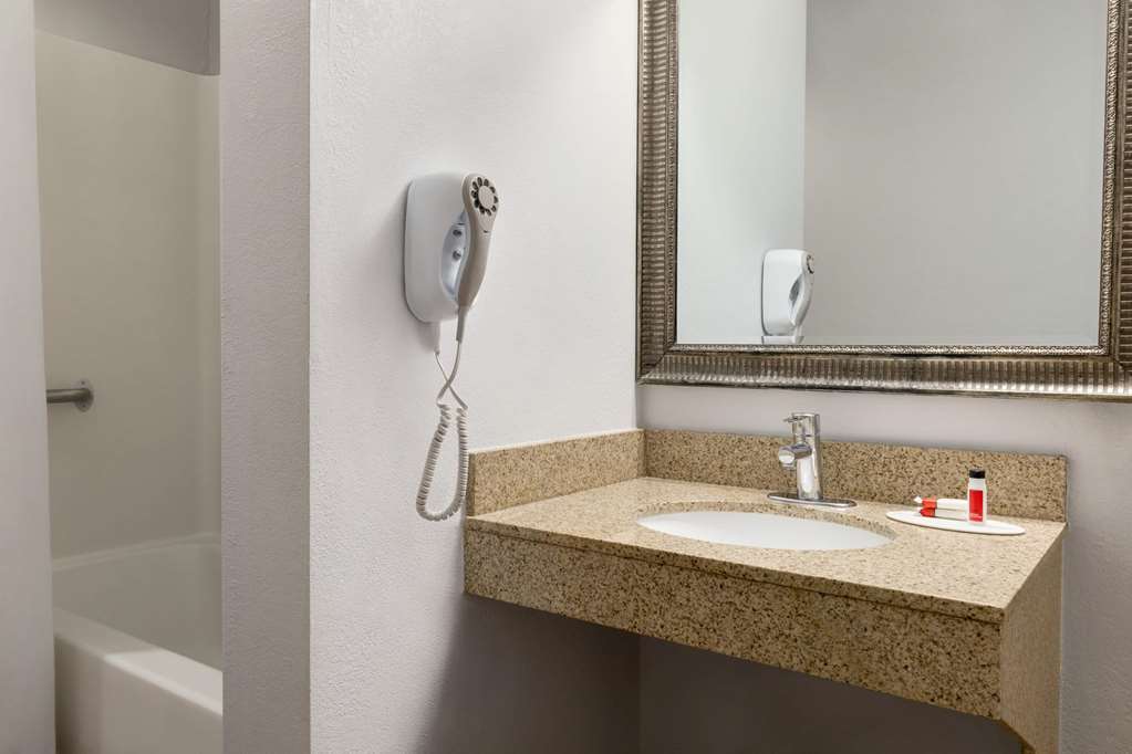 Microtel Inn & Suites by Wyndham Lincoln - photo 23