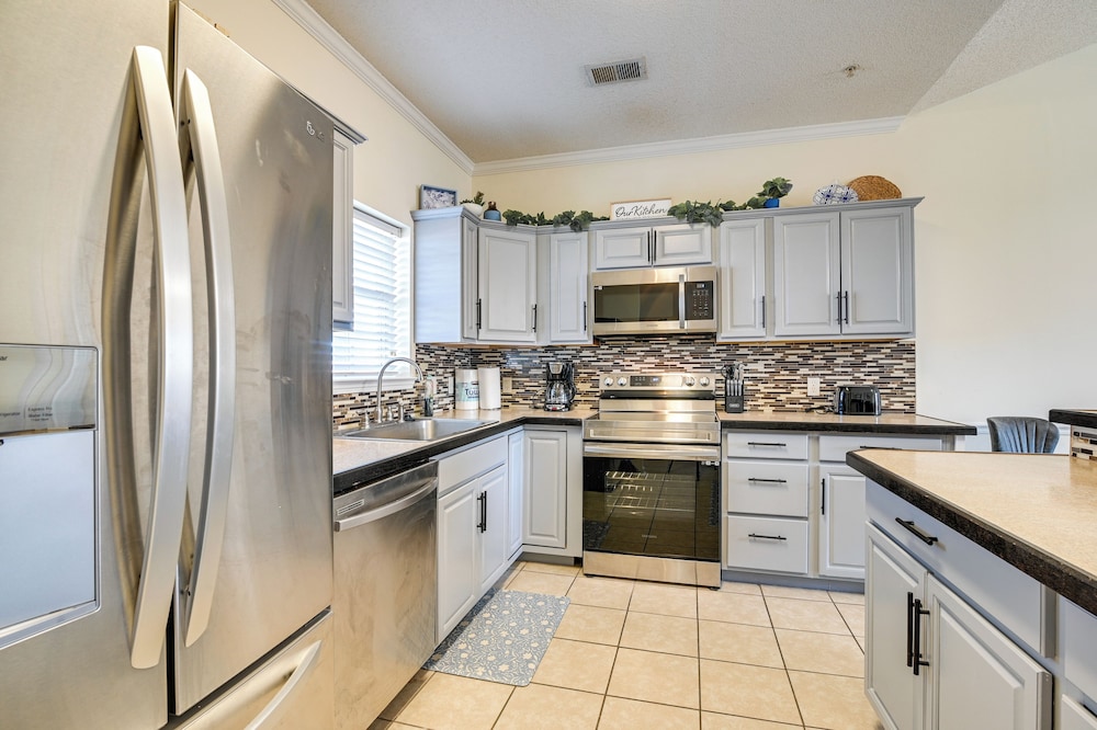Myrtle Beach Condo with Large Balcony and Pool Access — 4-Star Luxury Hotel in Myrtle Beach, United States