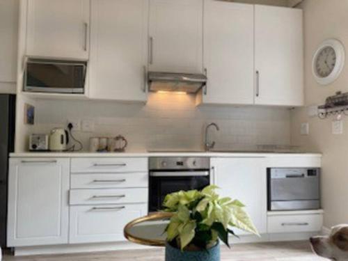 Gorgeous private cottage in prestigious Newlands.