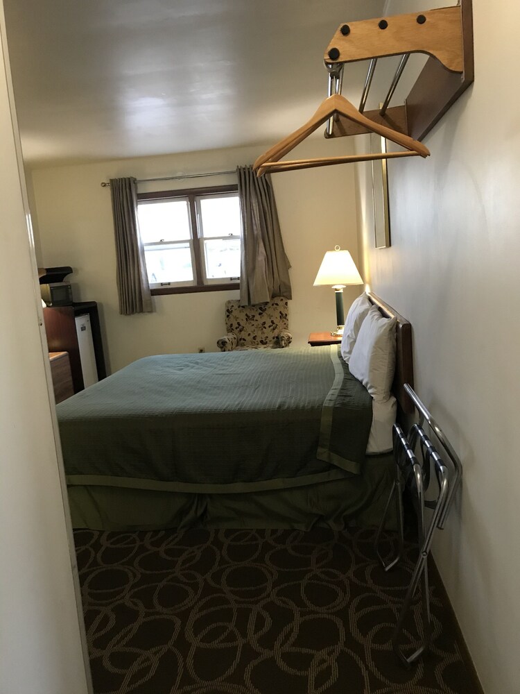 Colonial Inn Dyersville - photo 11