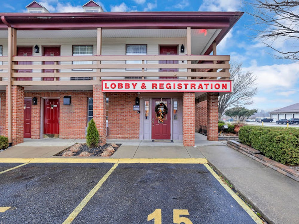 Red Roof Inn Uhrichsville - photo 30
