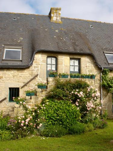Les chaumières de Kerimel — hotel in Ploemel
