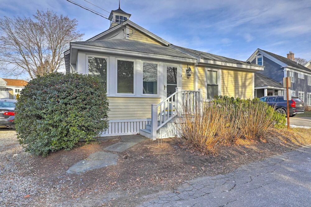 Less Than 1 Mi to Beach Kennebunk Cottage with Yard — 4-Star Luxury Hotel in Kennebunk, United States