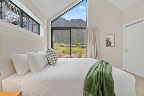 Luxury Unit Located At Base Of The Iconic Remarkables — 4-Star Luxury Hotel in Queenstown, New Zealand