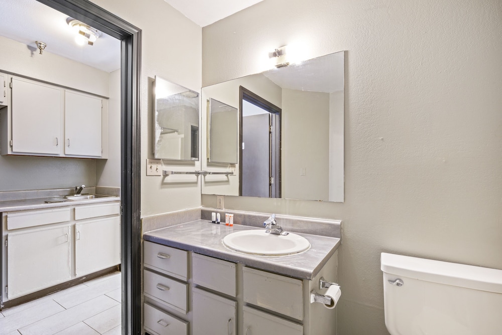 OYO Hotel Edmond University of Central Oklahoma - photo 25