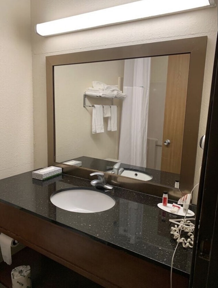 Days Inn by Wyndham Topeka - photo 21