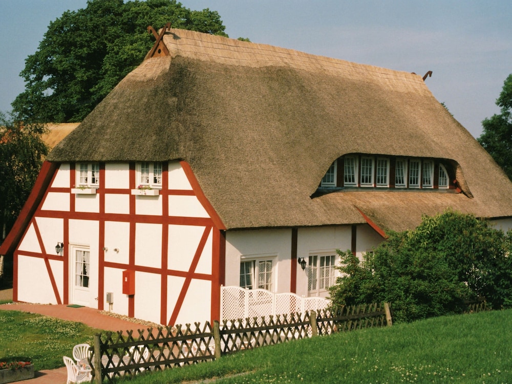 Ferienhäuser Wohlenberg Baltic Cottages — 4-Star Luxury Hotel in Kluetz, Germany