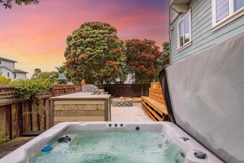 1 block to beach Private Hot Tub Fire Pit and BBQ — 4-Star Luxury Hotel in El Granada, United States