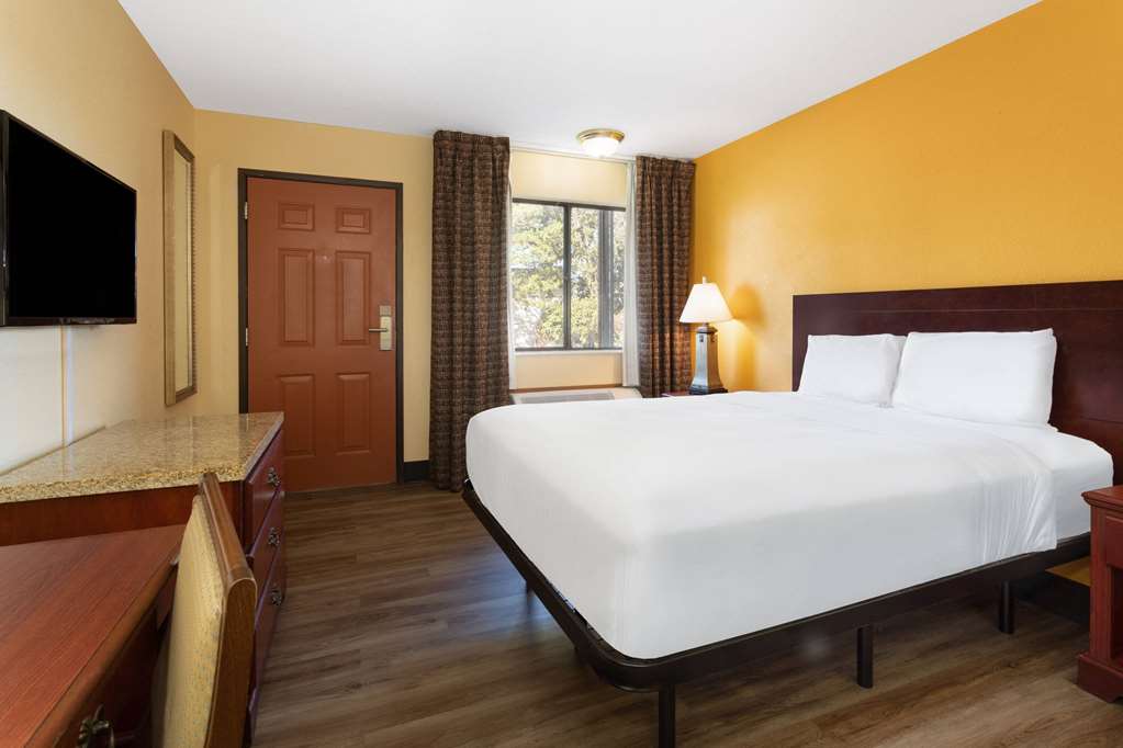 Travelodge by Wyndham Albuquerque East - photo 32