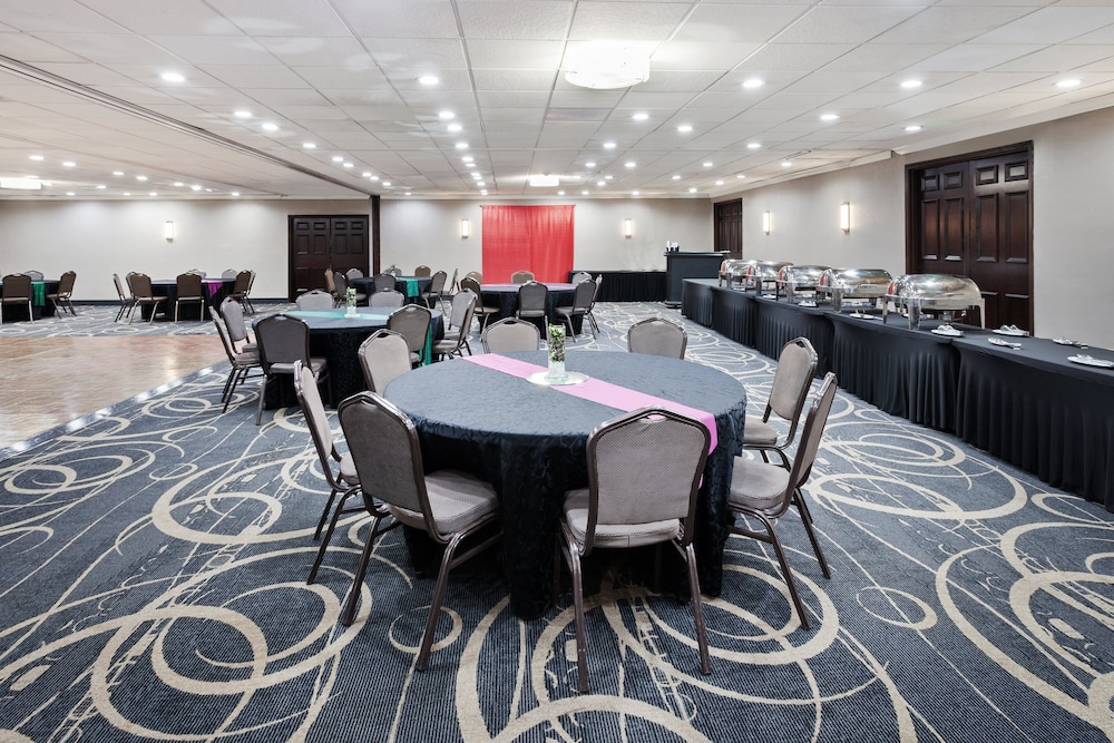 Holiday Inn Chicago Oakbrook by IHG - photo 58