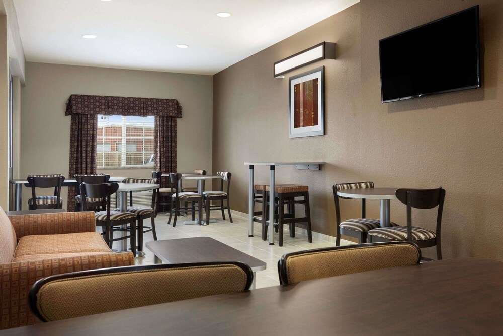 Microtel Inn & Suites by Wyndham Kenedy Karnes City - photo 2