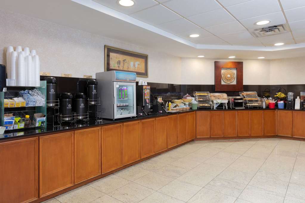 La Quinta Inn & Suites by Wyndham Garden City - photo 59