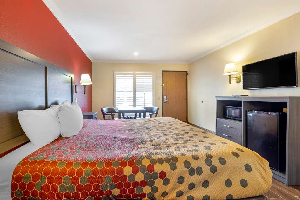 Econo Lodge Moreno Valley - photo 11