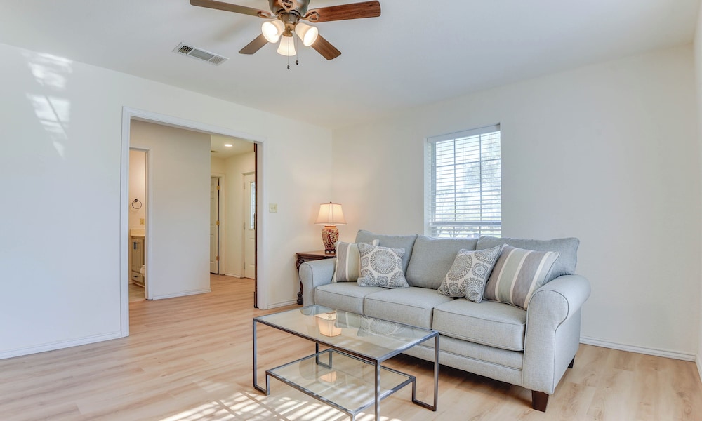 9 Mi to Ray Roberts Lake: Texas Retreat w Pool — hotel in Sanger