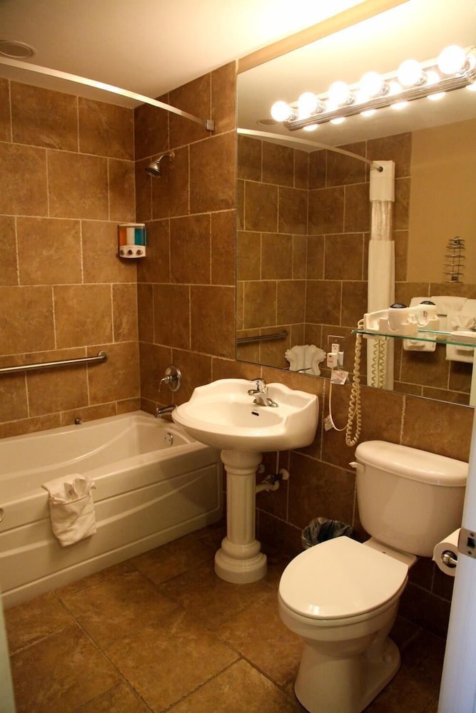 Lake Grassy Inn & Suites - photo 16
