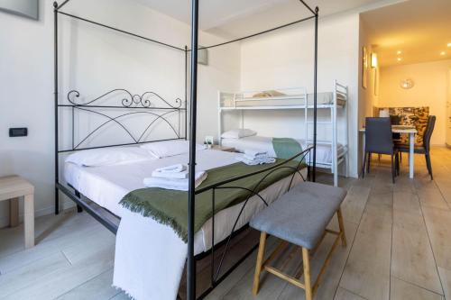 Manu Le Vele Casa Vacanze — 4-Star Luxury Hotel in Desenzano Del Garda, Italy