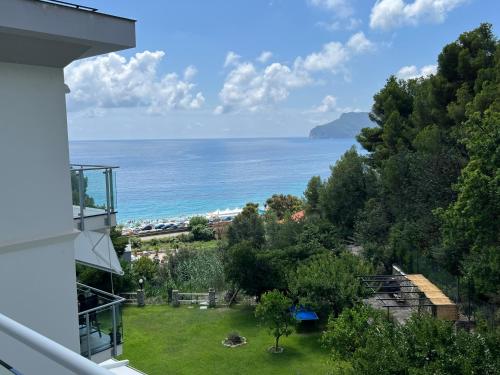 Azzurro Beautiful and bright sea view apartment — 4-Star Luxury Hotel in Bergeggi, Italy