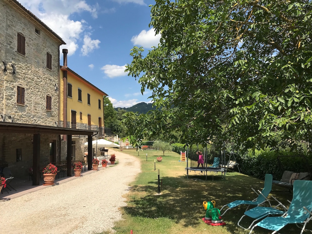 Agriturismo Cailuca — 4-Star Luxury Hotel in Pietralunga, Italy