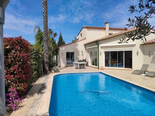 St Cyprien Magnifique villa avec piscine — 4-Star Luxury Hotel in Saint-Cyprien-Plage, France