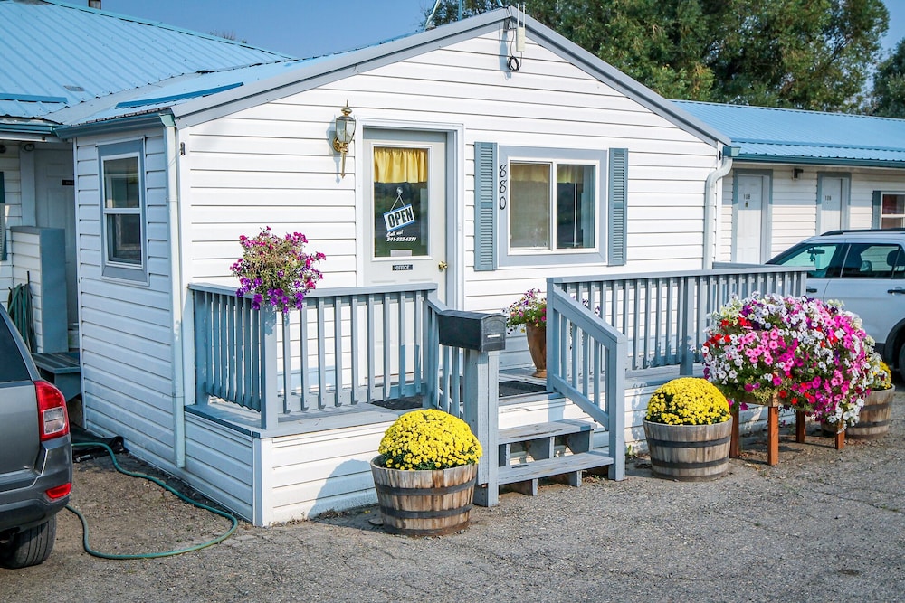 Baker City Motel & RV Park - carbon neutral hotel in Baker