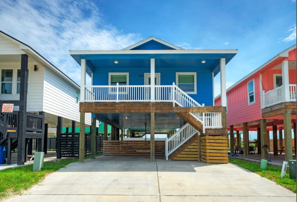 Salty Texan by AvantStay Central Location Views in Port Aransas, United States