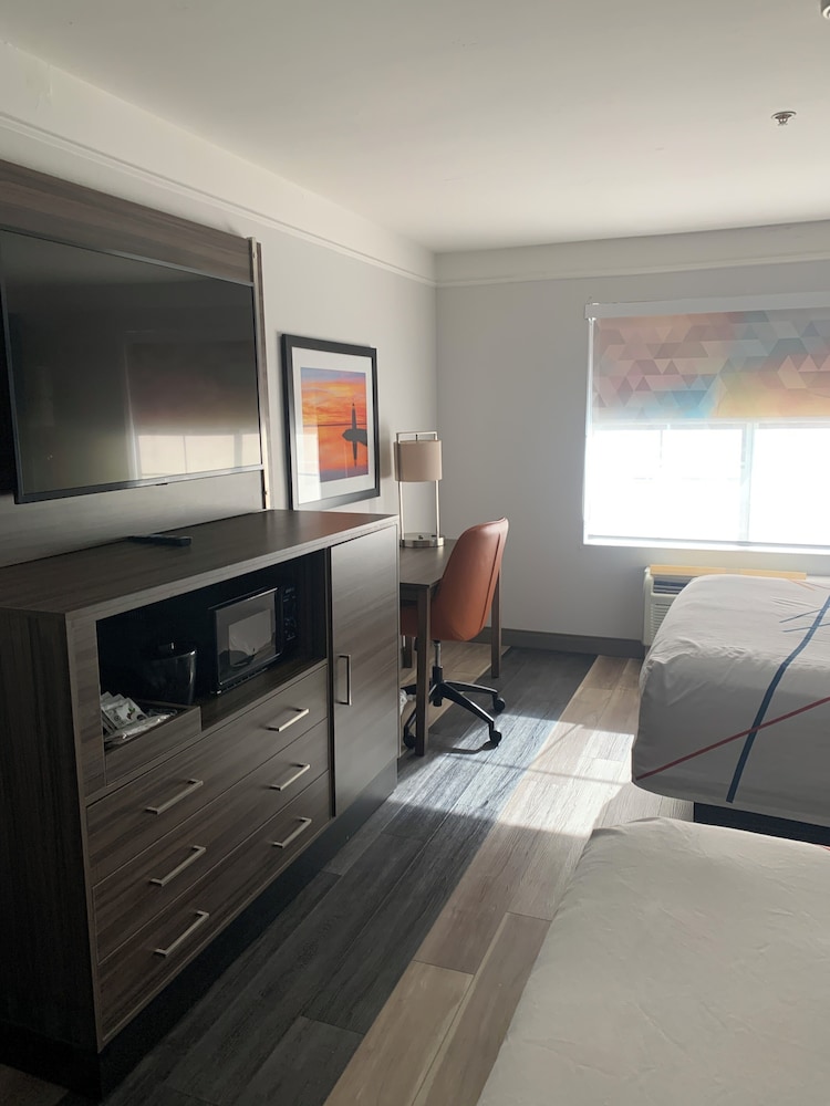 La Quinta Inn & Suites by Wyndham OKC North Quail Springs - photo 26