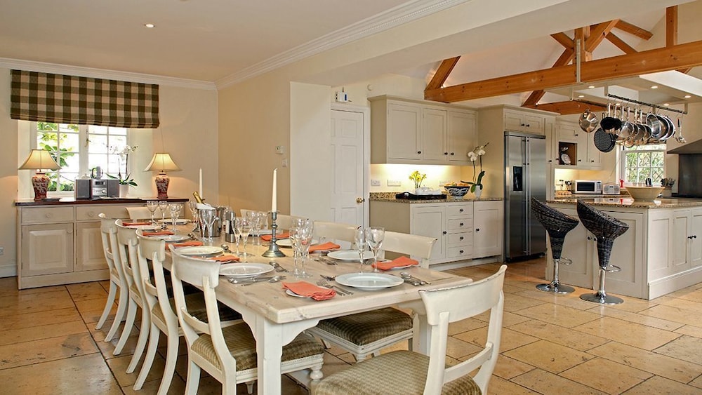 Weir Cottage — 5-Star Luxury Hotel in Chipping Norton, United Kingdom