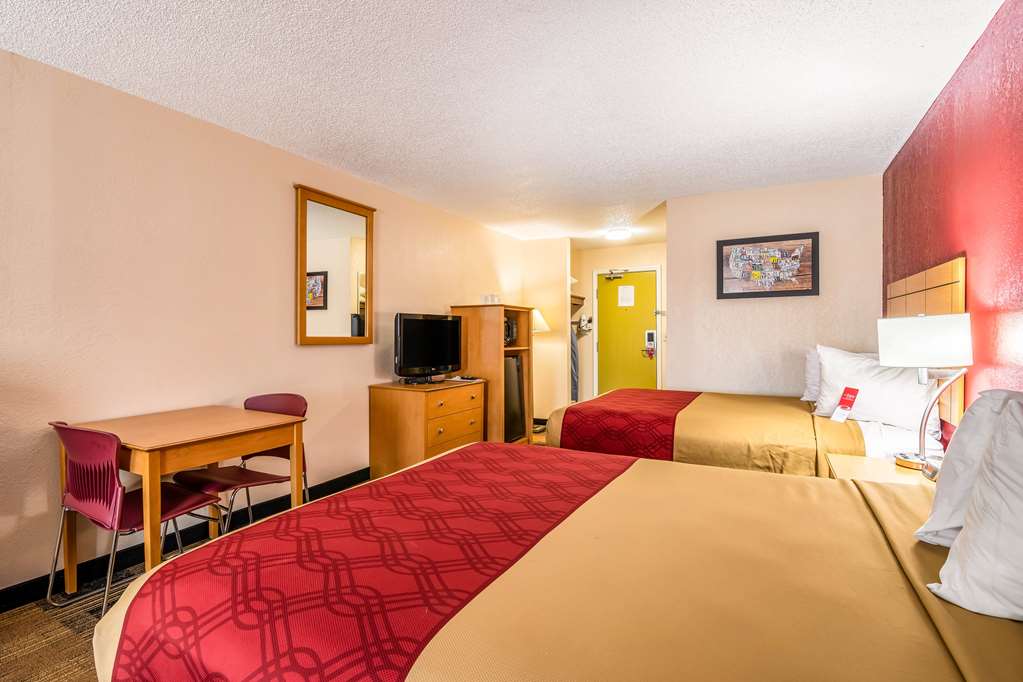 Econo Lodge Topeka at Wanamaker - photo 19
