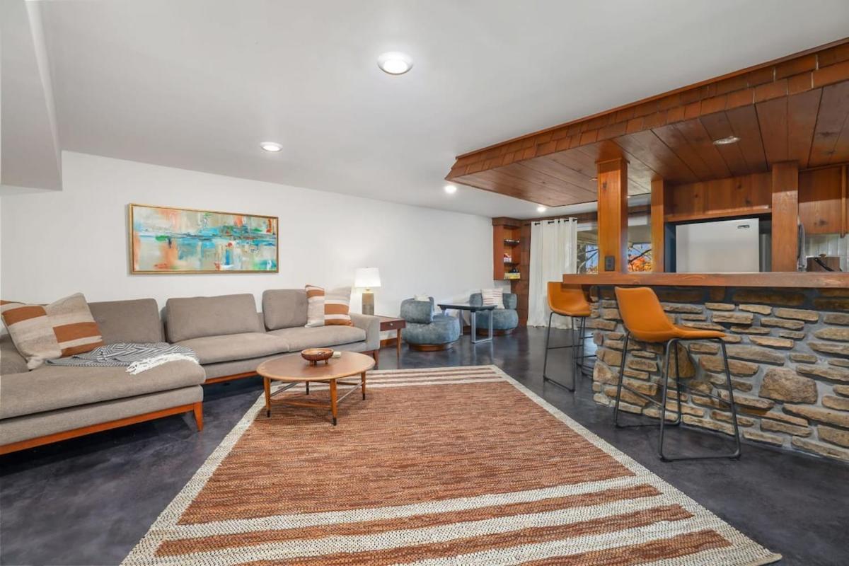 Midtown Modern 5 Min to Downtown Large Game Room in Fayetteville, United States