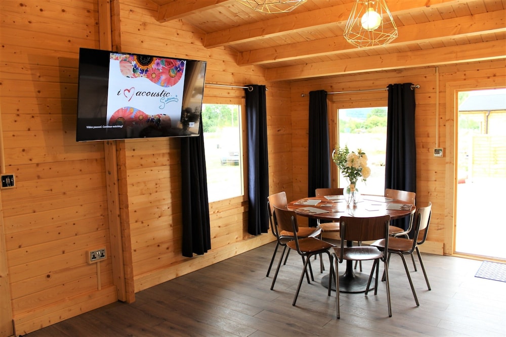Inviting 3 Bedroom Lodge in Ashton Under Hill — 4-Star Luxury Hotel in Evesham, United Kingdom