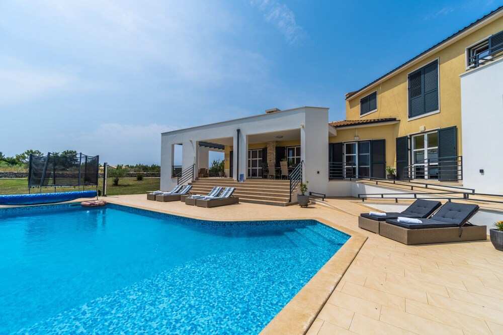 Villa in Filipana with Private Heated Pool — 4-Star Luxury Hotel in Marcana, Croatia