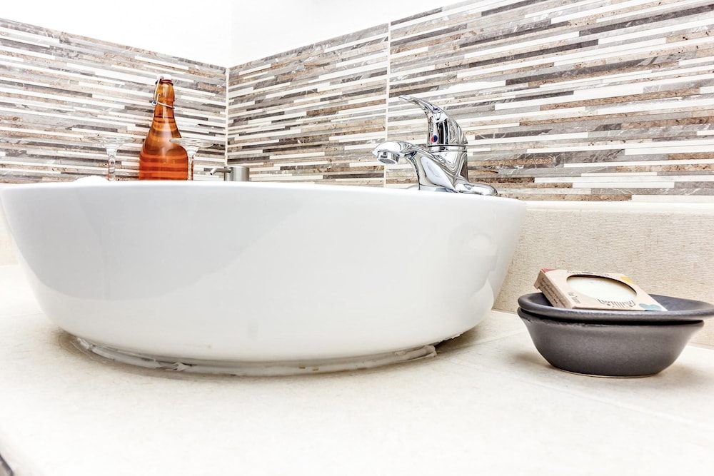 Bathroom sink