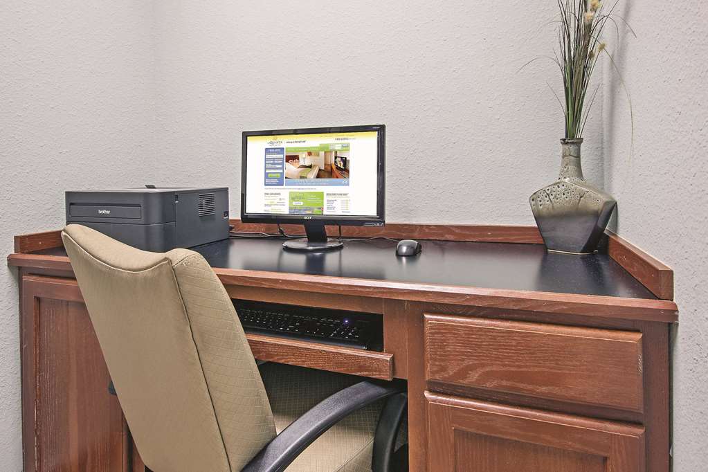La Quinta Inn & Suites by Wyndham DFW Airport West Euless - photo 47