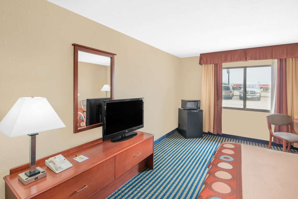 Super 8 by Wyndham Marshalltown - photo 12
