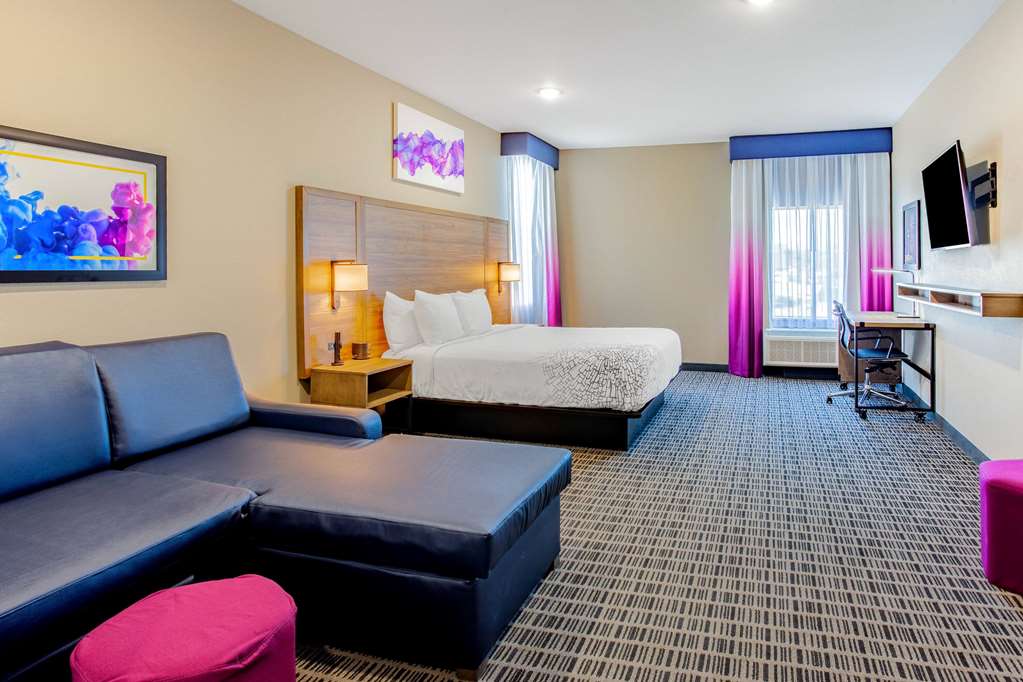 La Quinta Inn & Suites by Wyndham San Antonio Alamo City - photo 23