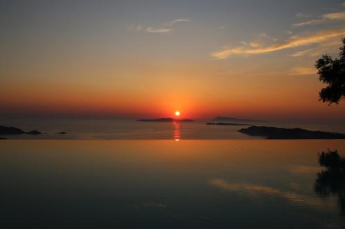 Sunset Sea View Villa 2 — 4-Star Luxury Hotel in Agios Georgios, Greece