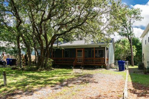 Beach Happy by Oak Island Accommodations - photo 40