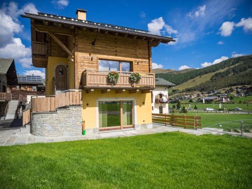 Chalet 4 Stagioni AlpineEscape — 4-Star Luxury Hotel in Livigno, Italy