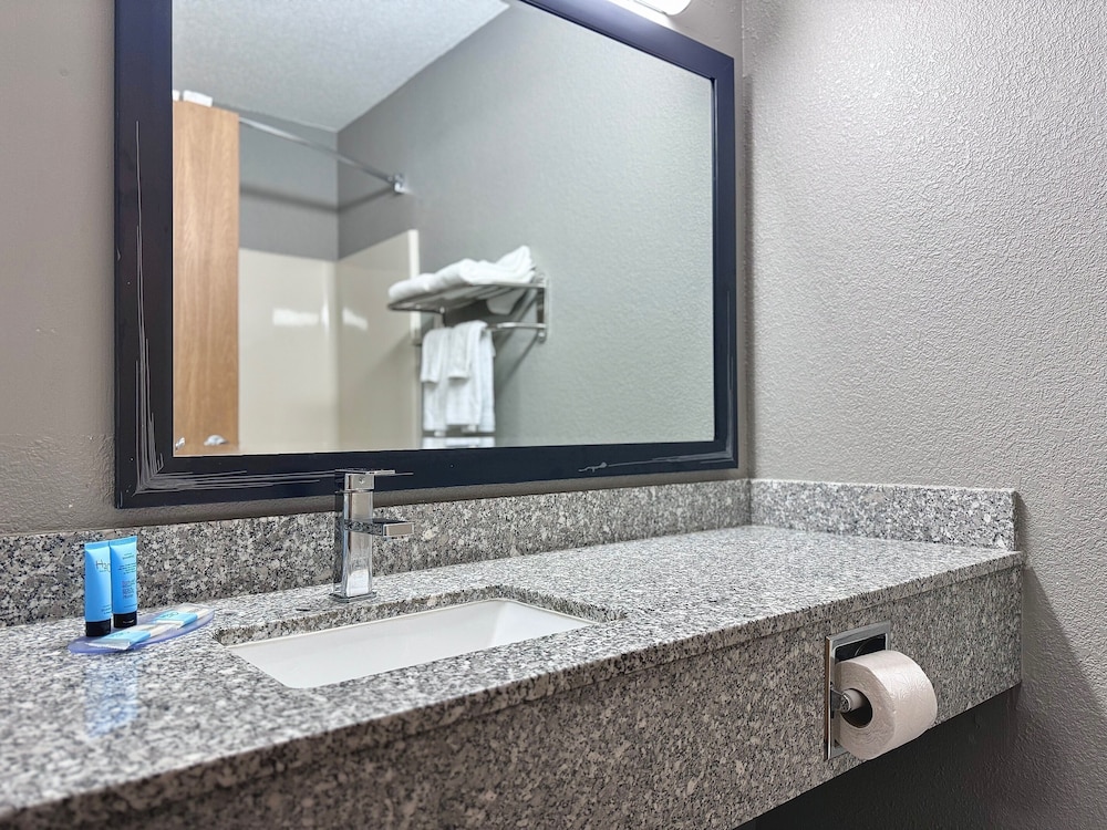 Economy Inn & Suites Cedar Rapids - photo 23