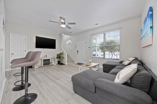 Beach Vibes Villa 3 Bedrooms in prime location near beach with private yard — 4-Star Luxury Hotel in Myrtle Beach, United States
