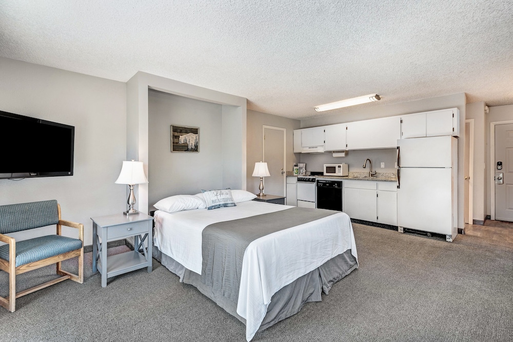 Bend Riverside Inn & Suites - photo 82