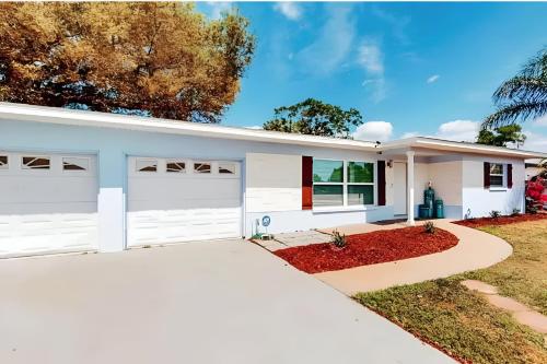 Spacious 4 bedroom 3 bath Clearwater Vacation House Cowboy Pool Fire Pit Games Close to Clearwater Beach Biking Trail Farmers Markets Harbor Health Spa Baycare Ballpark and Ruth Eckerd Hall Golf Courses — 4-Star Luxury Hotel in Clearwater, United States