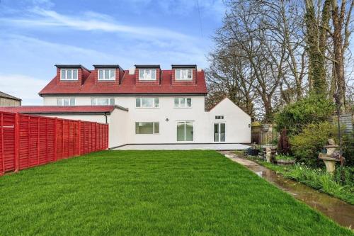 2 Orchard Farm Cottages Sleeps 10 Large Garden — hotel in East Grinstead